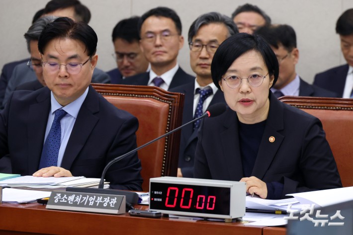 한성숙 중소벤처기업부 장관이 14일 서울 여의도 국회에서 열린 산업통상자원중소벤처기업위원회의 중소벤처기업부 등에 대한 국정감사에서 의원 질의에 답변을 하고 있다.