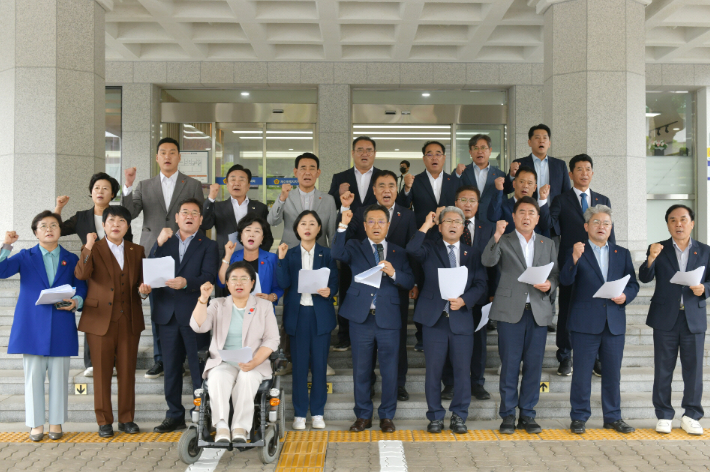 민주당 제주도의원들이 14일 도의회 앞에서 기자회견을 열어 "제주4.3 왜곡 망언을 사죄하라"고 국민의힘 장동혁 대표에게 요구했다. 제주도의회 제공