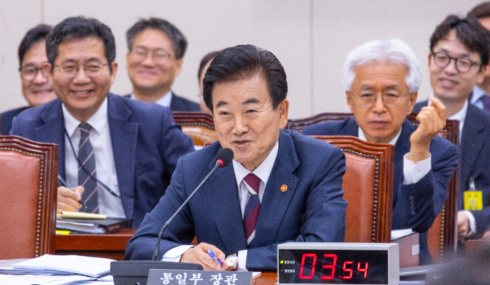 정동영 통일부 장관이 14일 국회 외교통일위원회에서 열린 통일부에 대한 2025년 국정감사에 출석해 더불어민주당 윤후덕 의원의 APEC 정상회의 도중 북미 정상회동에 예상 장소에 대한 질의를 들은 뒤 미소짓고 있다. 연합뉴스