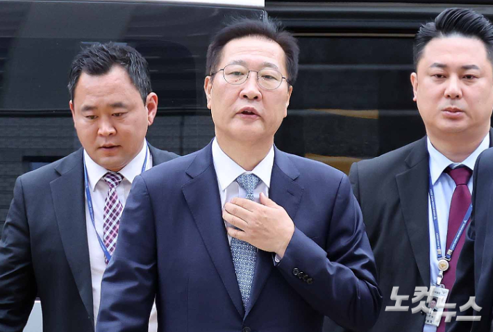 윤석열 전 대통령의 12·3 비상계엄 선포를 방조·가담한 혐의를 받는 박성재 전 법무부 장관이 14일 구속 전 피의자 심문(영장실질심사)을 받기 위해 서울 서초구 서울중앙지방법원으로 들어서고 있다. 박종민 기자
