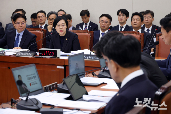 한성숙 중소벤처기업부 장관이 14일 서울 여의도 국회에서 열린 산업통상자원중소벤처기업위원회의 중소벤처기업부 등에 대한 국정감사에서 의원 질의에 답변을 하고 있다. 윤창원 기자