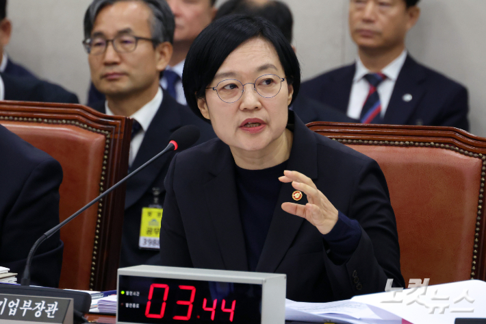 한성숙 중소벤처기업부 장관이 14일 서울 여의도 국회에서 열린 산업통상자원중소벤처기업위원회의 중소벤처기업부 등에 대한 국정감사에서 의원 질의에 답변을 하고 있다. 윤창원 기자