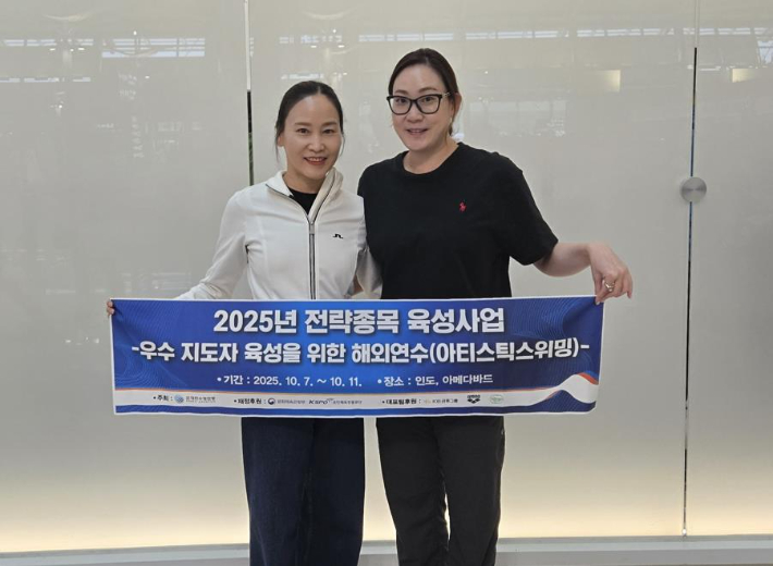 아티스틱스위밍 최수지(왼쪽), 김효미 지도자. 대한수영연맹 제공