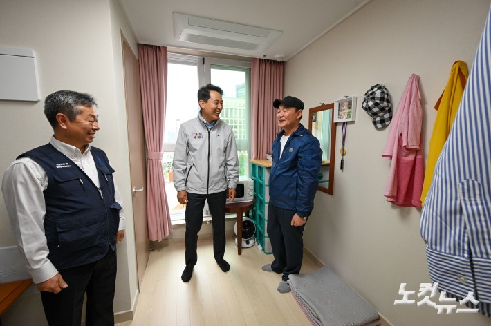 오세훈 서울시장이 14일 서울 중구 남대문 쪽방촌 임대주택 해든집 입주 축하 행사에서 한 임대주택을 방문해 입주민과 대화를 나누고 있다.