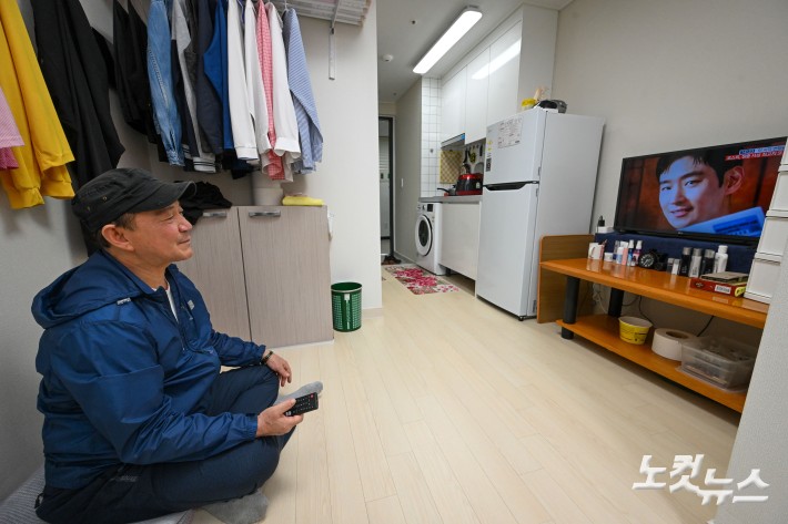 14일 오후 서울 중구 남대문 쪽방촌 임대주택 '해든집'에 입주한 김옥채(64)씨가 TV를 시청하고 있다.