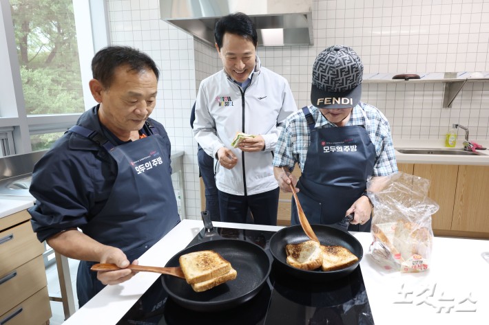 오세훈 서울시장이 14일 오후 서울 중구 해든센터에서 열린 남대문 쪽방촌 임대주택 