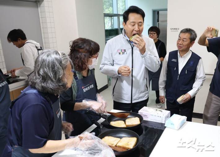 오세훈 서울시장이 14일 오후 서울 중구 해든센터에서 열린 남대문 쪽방촌 임대주택 
