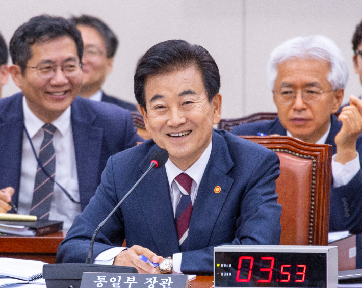 정동영 통일부 장관이 14일 국회 외교통일위원회에서 열린 통일부에 대한 2025년 국정감사에 출석해 더불어민주당 윤후덕 의원의 APEC 정상회의 도중 북미 정상회동에 예상 장소에 대한 질의를 들은 뒤 미소짓고 있다. 연합뉴스