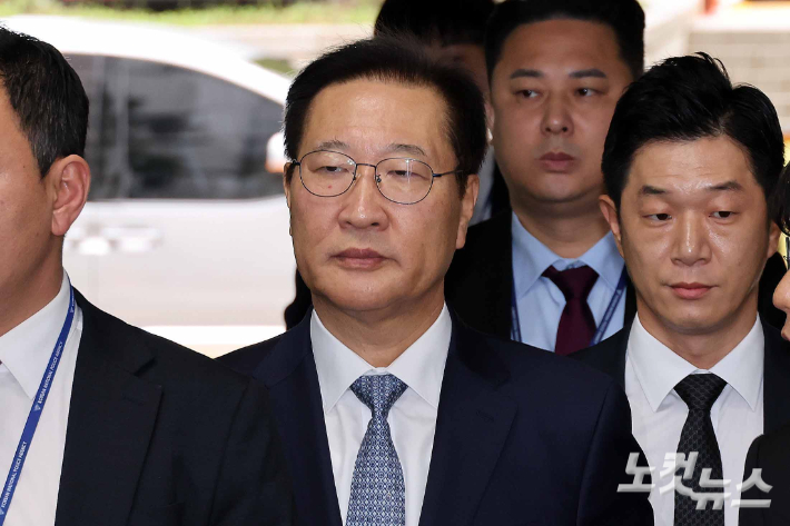 윤석열 전 대통령의 12·3 비상계엄 선포를 방조·가담한 혐의를 받는 박성재 전 법무부 장관이 14일 구속 전 피의자 심문(영장실질심사)을 받기 위해 서울 서초구 서울중앙지방법원으로 들어서고 있다. 박종민 기자