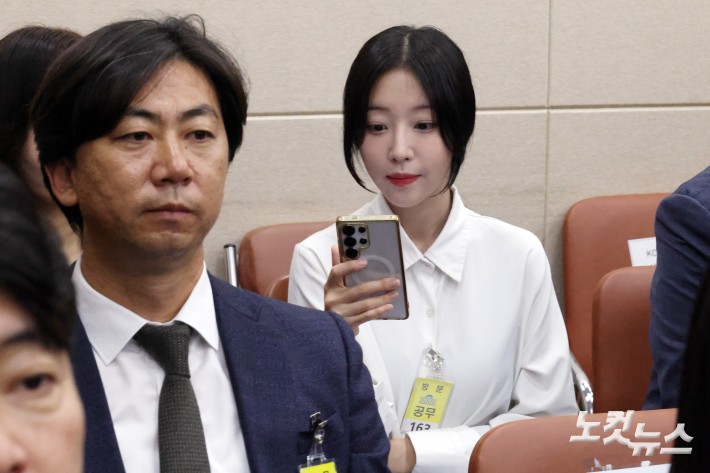 14일 서울 여의도 국회에서 열린 과학기술정보방송통신위원회의 방송미디어통신위원회·방송미디어통신사무소 등 국정감사에 유튜버 쯔양(박정원)이 참고인으로 출석하고 있다.