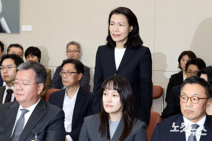 국감 출석, 인사하는 이진숙 전 방송통시위원장