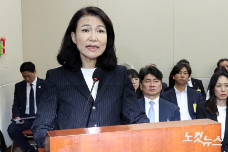 의원 질의에 답변하는 이진숙 전 방통위원장