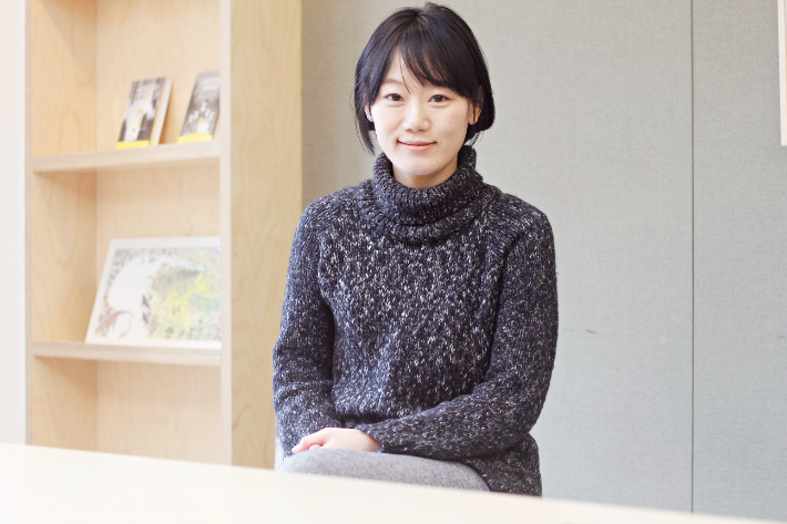 아미타브 고시와 대담을 진행하는 박혜진 평론가. 교보문고 제공