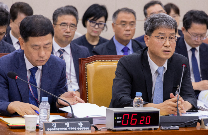 반상권 방송미디어통신위원회 위원장 직무대리가 14일 국회 과학기술정보방송통신위원회에서 열린 2025년도 국정감사에서 의원 질의에 답하고 있다. 연합뉴스