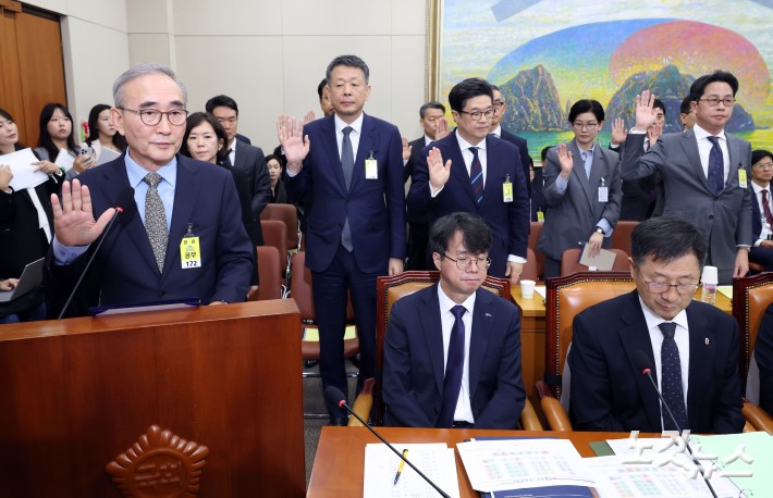 증인선서 하는 김영섭-김병주-조좌진