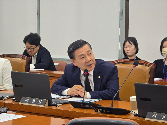 14일 국회 보건복지위가 보건복지부를 상대로 열고 있는 국감에서 백종헌 의원이 침례병원 공공화에 대한 질의를 하고 있다. 의원실 제공