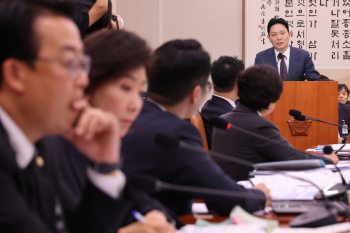 이화영 전 경기도 평화부지사의 대북 송금 사건을 수사했던 박상용 법무연수원 교수가 14일 서울 여의도 국회에서 열린 법무부 등에 대한 법제사법위원회 국정감사에서 의원 질의에 답하고 있다. 연합뉴스