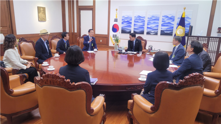 우원식 국회의장과 부마민주항쟁기념재단 관계자들이 13일 국회의장실에서 개헌 시 부마민주항쟁 헌법 전문 수록 관련 의견을 나누고 있다. 부마민주항쟁기념재단 제공 