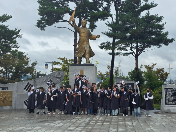 청솔초등학교 학생들이 10월 14일 2025 우리동네 한 바퀴, 울산 역사 독립운동 현장 체험에 참가해 박상진의사 생가에서 기념촬영을 하고 있다. 울산광역시교육청 제공