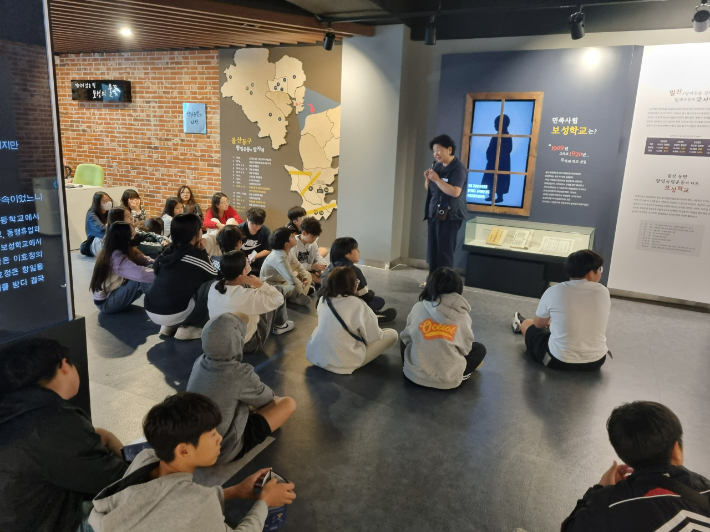 삼산초등학교 학생들이 10월 14일 2025 우리동네 한바퀴, 울산역사 독립운동 현장 체험에 참가해 보성학교 전시관에서 전문 해설사 설명을 듣고 있다. 울산광역시교육청 제공