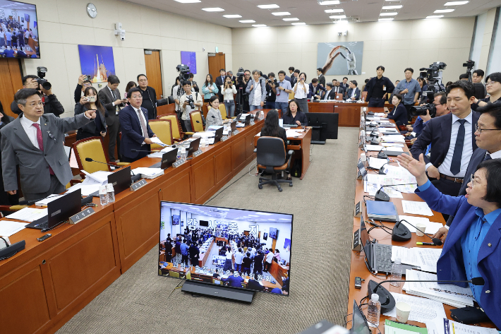 14일 서울 여의도 국회 과학기술정보방송통신위원회에서 열린 2025년도 국정감사에서 더불어민주당 김우영 의원의 질의 중 국민의힘 박정훈 의원의 문자메시지 공개와 관련해 여야 의원들이 설전을 벌이고 있다. 연합뉴스