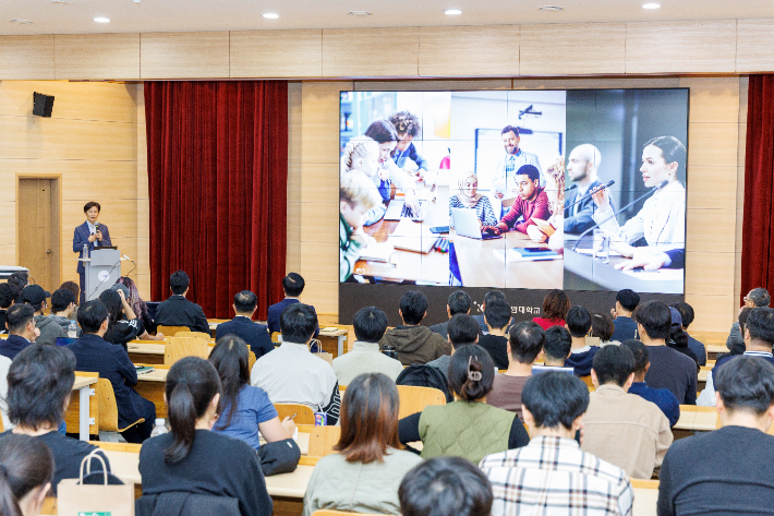 윤정원 AWS 코리아 공공부문 대표는 14일 강원대 춘천캠퍼스 글로벌경영관 AMP홀에서 열린 '제4차 KNU_G_콘서트'를 찾아 'AI 시대, 대학 교육의 새로운 도전과 AWS 혁신사례'를 주제로 특강을 진행했다. 강원대 제공