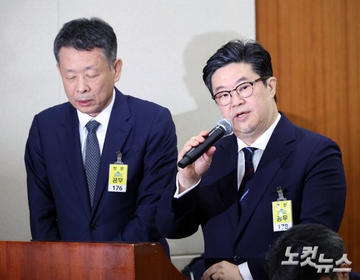 MBK파트너스 김병주 회장이 14일 오후 국회 정무위원회 국정감사에 출석해 질의에 답하고 있다. 황진환 기자