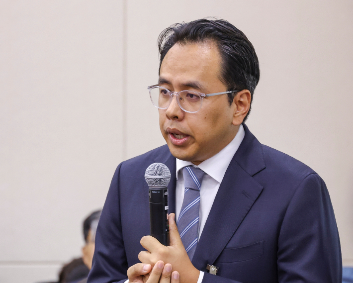 김범석 우아한 형제들 대표가 14일 국회 정무위원회에서 열린 2025년도 공정거래위원회 국정감사에 증인으로 출석해 의원 질의에 답하고 있다. 연합뉴스