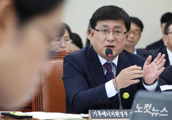 김성환 기후에너지환경부 장관이 14일 서울 여의도 국회에서 열린 기후에너지환경위원회의 기후에너지환경부 등에 대한 국정감사에서 의원 질문에 답변을 하고 있다. 윤창원 기자