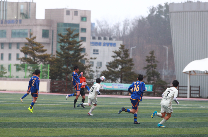 지난해 열린 울진금강송 춘계 중등 축구대회 경기. 울진군 제공