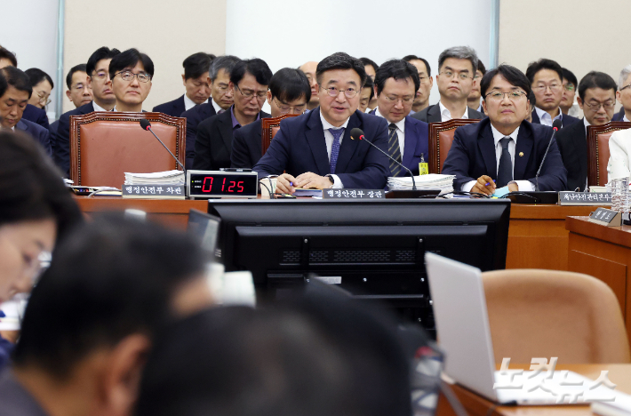 윤호중 행정안전부 장관이 14일 오전 국회 행정안전위원회 국정감사에 출석해 질의에 답하고 있다. 황진환 기자