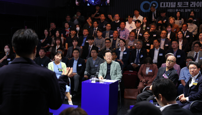 이재명 대통령이 14일 서울 동대문구 콘텐츠문화광장에서 열린 디지털토크라이브 '국민의 목소리, 정책이 되다' 간담회에서 질문을 듣고 있다. 연합뉴스