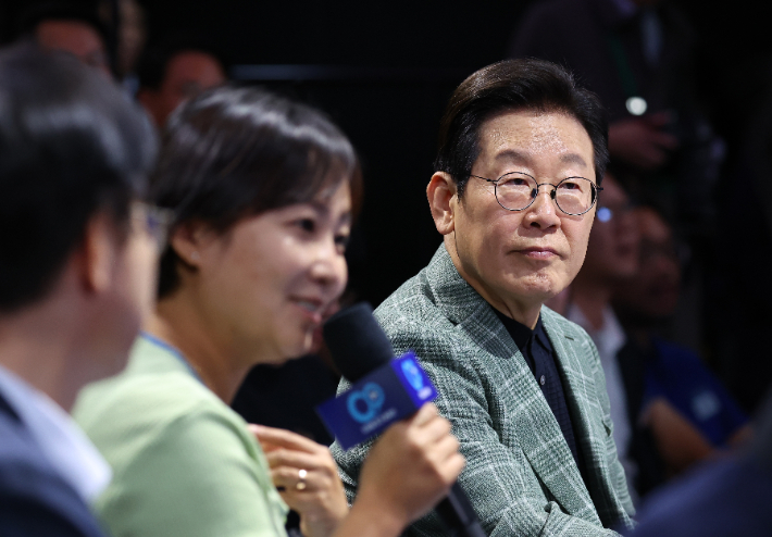 이재명 대통령이 14일 서울 동대문구 콘텐츠문화광장에서 열린 디지털토크라이브 '국민의 목소리, 정책이 되다' 간담회에서 참석자 발언을 듣고 있다. 연합뉴스