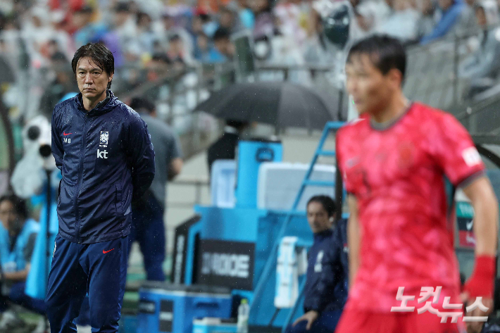 10일 서울월드컵경기장에서 열린 축구 국가대표팀 친선경기 대한민국과 브라질의 경기에서 홍명보 감독이 그라운드를 바라보고 있다. 박종민 기자