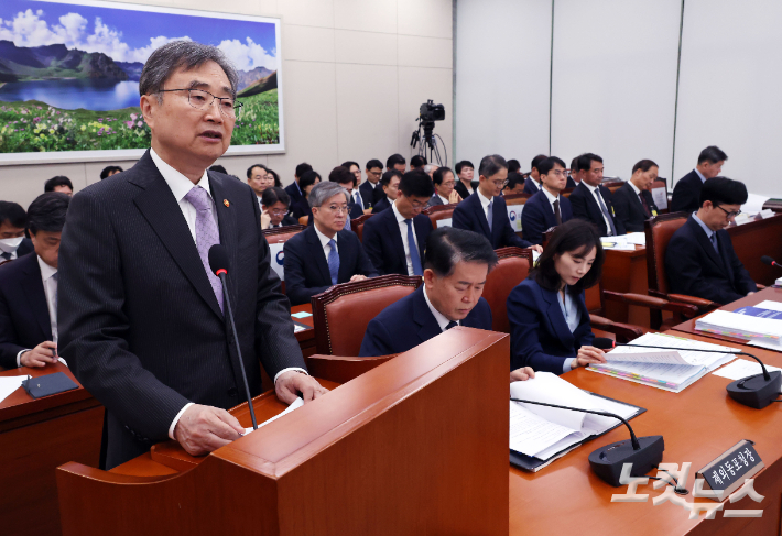 조현 외교부 장관이 13일 오전 국회 외교통일위원회 국정감사에 출석해 업무보고를 하고 있다. 황진환 기자