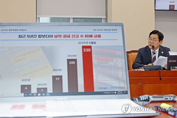 (서울=연합뉴스) 임화영 기자 = 13일 서울 국회에서 열린 정무위원회 국정감사에서 더불어민주당 박찬대 의원이 윤창렬 국무조정실장에게 캄보디아에서 발생한 한국인 납치 관련 질의하고 있다. 2025.10.13 hwayoung7@yna.co.kr 연합뉴스