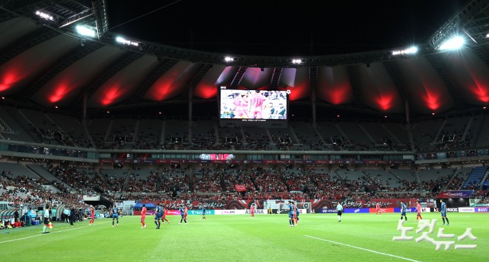 14일 서울 상암동 서울월드컵경기장에서 열린 축구 국가대표팀 친선경기 대한민국과 파라과이 경기 관중석 곳곳이 비어 있다.