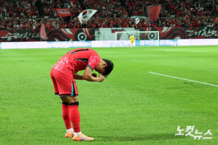 엄지성이 14일 서울 상암동 서울월드컵경기장에서 열린 축구 국가대표팀 친선경기 대한민국과 파라과이의 경기에서 선제골을 성공시킨 후 세리머니를 하고 있다.