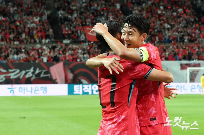 엄지성이 14일 서울 상암동 서울월드컵경기장에서 열린 축구 국가대표팀 친선경기 대한민국과 파라과이의 경기에서 선제골을 성공시킨 후 손흥민과 포옹하고 있다.