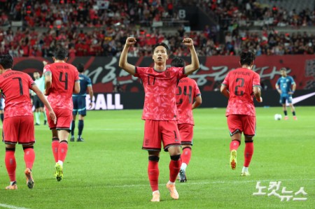 엄지성이 14일 서울 상암동 서울월드컵경기장에서 열린 축구 국가대표팀 친선경기 대한민국과 파라과이의 경기에서 선제골을 성공시킨 후 세리머니를 하고 있다.
