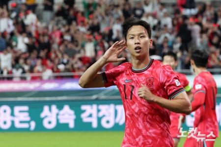 엄지성이 14일 서울 상암동 서울월드컵경기장에서 열린 축구 국가대표팀 친선경기 대한민국과 파라과이의 경기에서 선제골을 성공시킨 후 세리머니를 하고 있다.