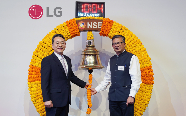 조주완 LG전자 CEO와 아쉬쉬 차우한 NSE CEO가 14일(현지시간) 인도 뭄바이 국립증권거래소에서 LG전자 인도법인 상장을 축하하는 타종 행사를 진행하고 있다. LG전자 제공