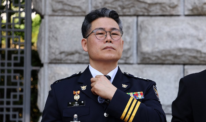 백해룡 전 영등포경찰서 형사과장(경정)이 지난 6월 12일 서울 서초구 대검찰청 앞에서 인천세관 마약 밀수 연루 의혹 관련 합동수사팀 출범에 대한 입장을 밝히기 위해 취재진 앞에 서 있다. 연합뉴스