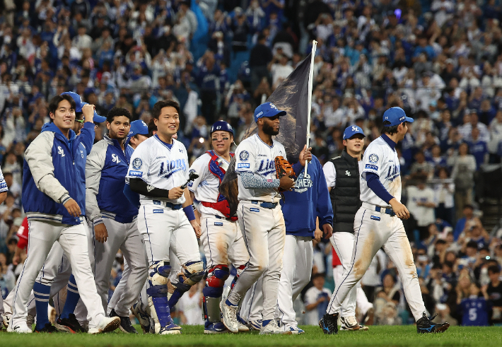 14일 대구 삼성라이온즈파크에서 열린 2025 KBO 프로야구 포스트시즌 준플레이오프 4차전 SSG 랜더스와 삼성 라이온즈의 경기. 5 대 2로 승리한 삼성 선수들이 기뻐하고 있다. 연합뉴스 