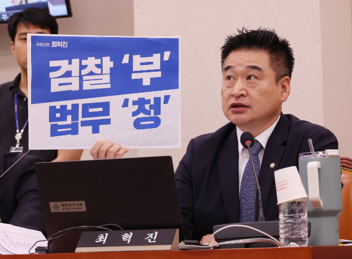 정성호 법무부 장관에게 질의하는 최혁진 의원     (서울=연합뉴스) 박동주 기자 = 무소속 최혁진 의원이 14일 서울 여의도 국회에서 열린 법무부 등에 대한 법제사법위원회 국정감사에서 정성호 법무부 장관에게 질의하고 있다. 2025.10.14     pdj6635@yna.co.kr (끝)   <저작권자(c) 연합뉴스, 무단 전재-재배포, AI 학습 및 활용 금지> 연합뉴스
