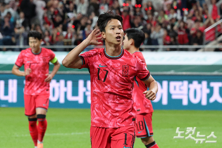 엄지성이 14일 서울 상암동 서울월드컵경기장에서 열린 축구 국가대표팀 친선경기 대한민국과 파라과이의 경기에서 선제골을 성공시킨 후 세리머니를 하고 있다. 류영주 기자