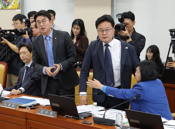 더불어민주당 김우영 의원이 14일 서울 여의도 국회 과학기술정보방송통신위원회에서 열린 2025년도 국정감사에서 국민의힘 박정훈 의원의 발언에 대해 항의하고 있다. 연합뉴스