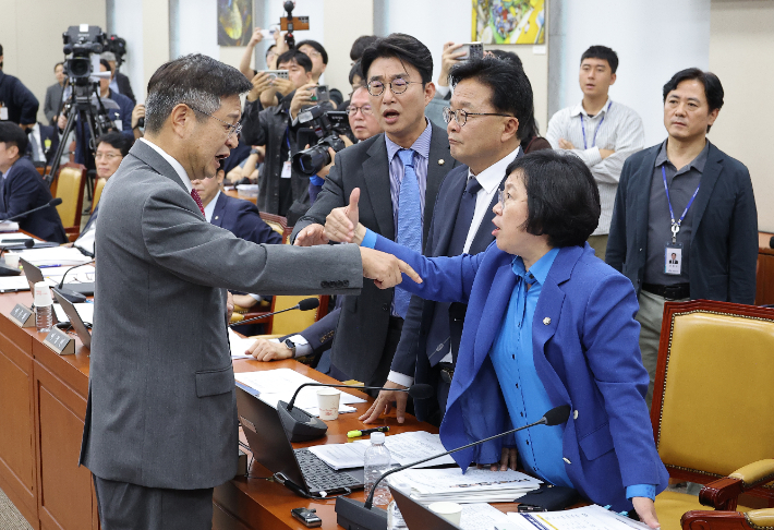 14일 서울 여의도 국회 과학기술정보방송통신위원회에서 열린 2025년도 국정감사에서 더불어민주당 김우영 의원의 질의 중 국민의힘 박정훈 의원의 문자메시지 공개와 관련해 여야 의원들이 설전을 벌이고 있다. 연합뉴스