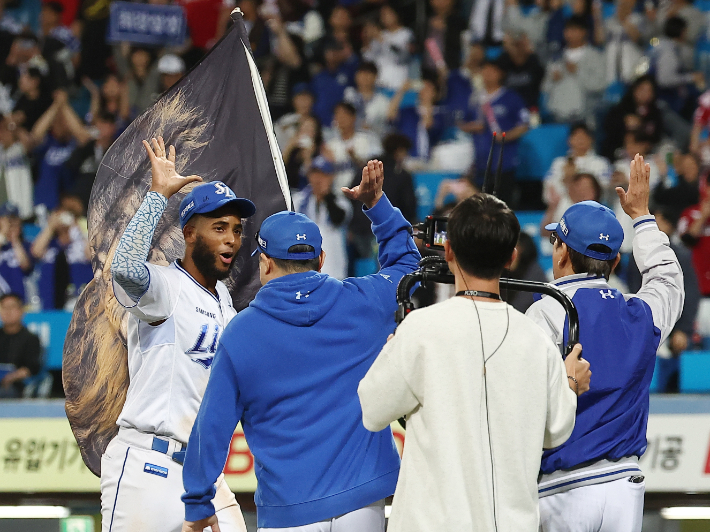 14일 대구 삼성 라이온즈 파크에서 열린 2025 KBO 프로야구 포스트 시즌 준플레이오프 4차전 SSG 랜더스와 삼성 라이온즈의 경기. 5 대 2로 승리한 삼성 디아즈가 사자 깃발을 들고 기뻐하고 있다. 연합뉴스 