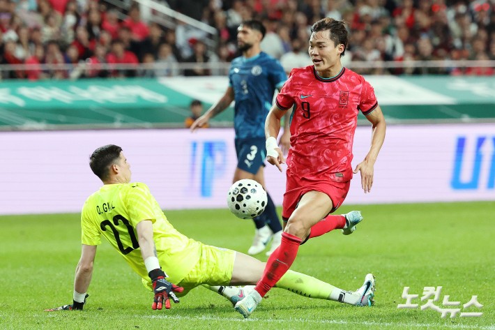 오현규가 14일 서울 상암동 서울월드컵경기장에서 열린 축구 국가대표팀 친선경기 대한민국과 파라과이의 경기에서 추가점을 넣고 있다.